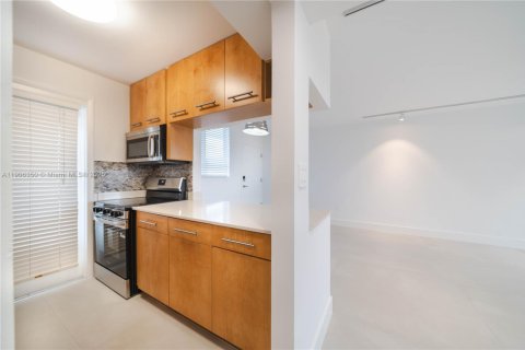 Condo in Miami Beach, Florida, 1 bedroom  № 1956711 - photo 14