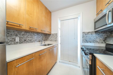Condo in Miami Beach, Florida, 1 bedroom  № 1956711 - photo 15