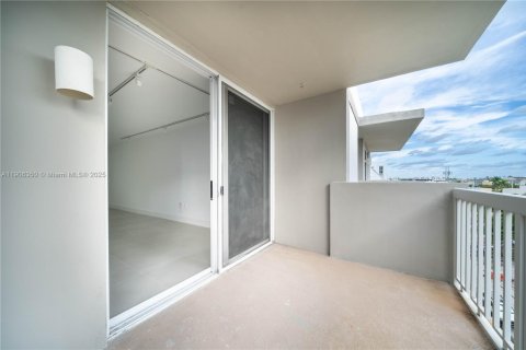 Condo in Miami Beach, Florida, 1 bedroom  № 1956711 - photo 13