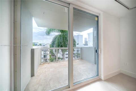 Condo in Miami Beach, Florida, 1 bedroom  № 1956711 - photo 9