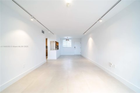 Condo in Miami Beach, Florida, 1 bedroom  № 1956711 - photo 6