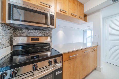 Condo in Miami Beach, Florida, 1 bedroom  № 1956711 - photo 17