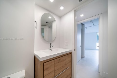 Condo in Miami Beach, Florida, 1 bedroom  № 1956711 - photo 21