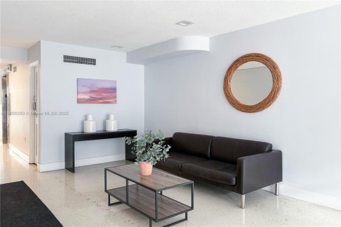 Condo in Miami Beach, Florida, 1 bedroom  № 1956711 - photo 2