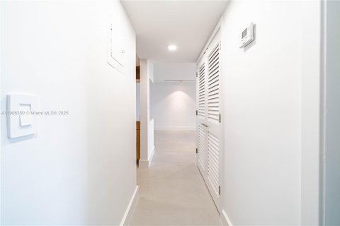 Condo in Miami Beach, Florida, 1 bedroom  № 1956711 - photo 19