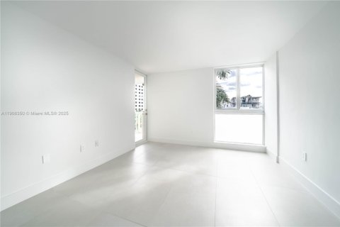 Condo in Miami Beach, Florida, 1 bedroom  № 1956711 - photo 18
