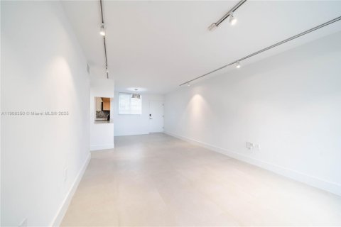 Condo in Miami Beach, Florida, 1 bedroom  № 1956711 - photo 7