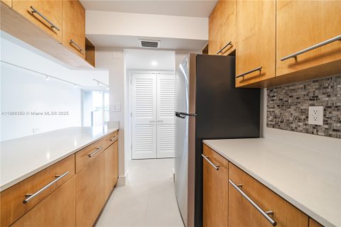 Condo in Miami Beach, Florida, 1 bedroom  № 1956711 - photo 16
