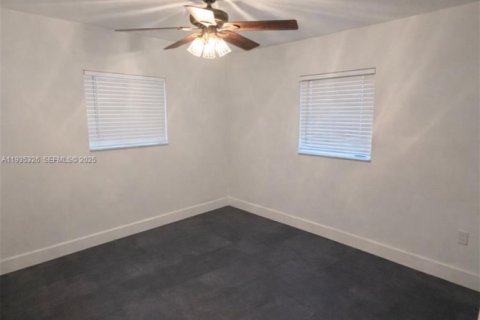 House in Miami Gardens, Florida 3 bedrooms, 122.54 sq.m. № 1994764 - photo 12