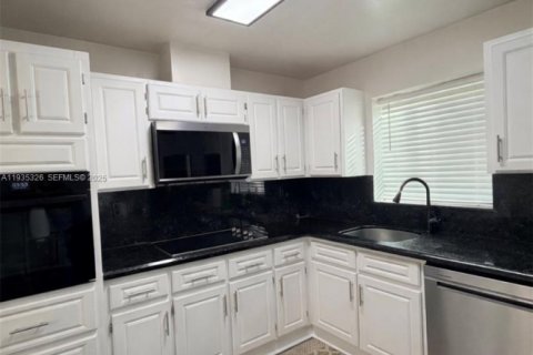 House in Miami Gardens, Florida 3 bedrooms, 122.54 sq.m. № 1994764 - photo 6