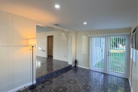 House in Miami Gardens, Florida 3 bedrooms, 122.54 sq.m. № 1994764 - photo 4