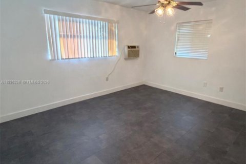 House in Miami Gardens, Florida 3 bedrooms, 122.54 sq.m. № 1994764 - photo 9