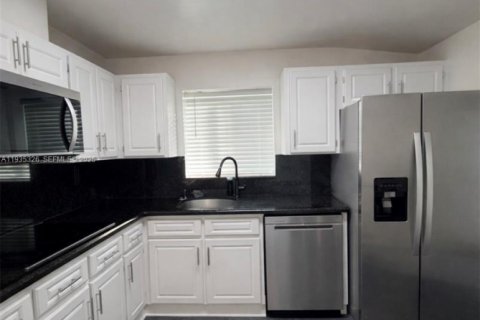 House in Miami Gardens, Florida 3 bedrooms, 122.54 sq.m. № 1994764 - photo 5