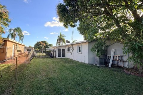 House in Miami Gardens, Florida 3 bedrooms, 122.54 sq.m. № 1994764 - photo 18