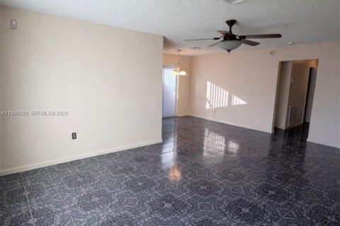 House in Miami Gardens, Florida 3 bedrooms, 122.54 sq.m. № 1994764 - photo 2