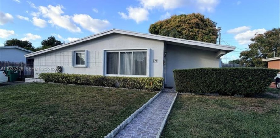 House in Miami Gardens, Florida 3 bedrooms, 122.54 sq.m. № 1994764