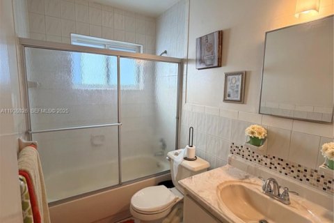 House in Miami Gardens, Florida 3 bedrooms, 122.54 sq.m. № 1994764 - photo 8