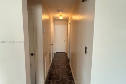 House in Miami Gardens, Florida 3 bedrooms, 122.54 sq.m. № 1994764 - photo 7