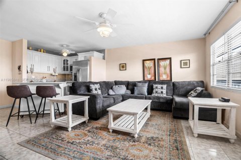 Condo in West Palm Beach, Florida, 1 bedroom  № 2027459 - photo 11