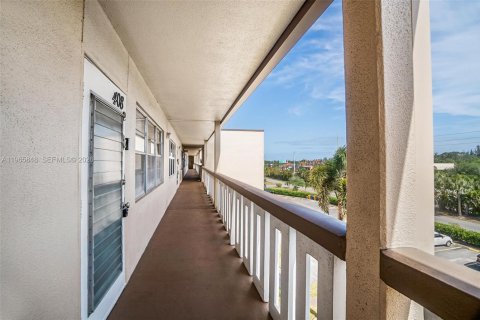 Condo in West Palm Beach, Florida, 1 bedroom  № 2027459 - photo 2