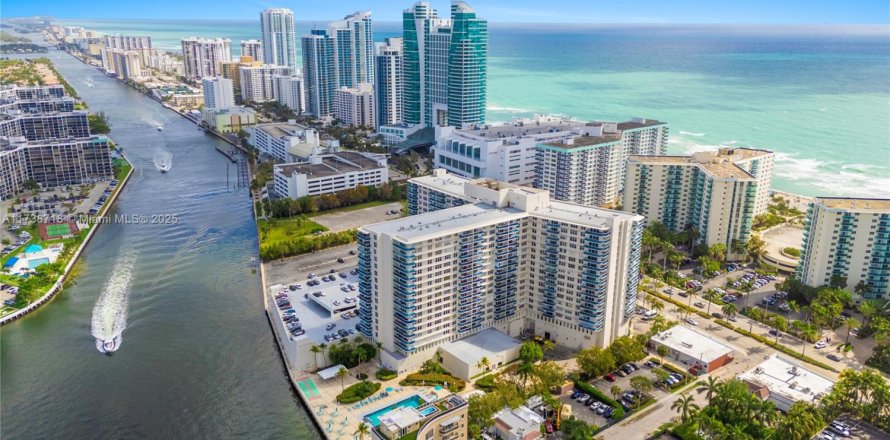 Condominio en Hollywood, Florida, 1 dormitorio № 1940516