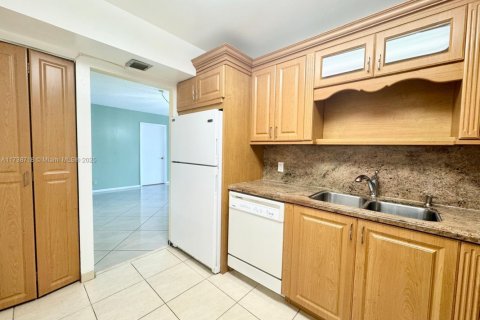 Condominio en venta en Hollywood, Florida, 1 dormitorio, 111.67 m2 № 1940516 - foto 13