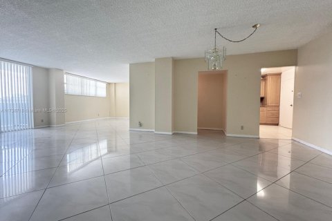 Condominio en venta en Hollywood, Florida, 1 dormitorio, 111.67 m2 № 1940516 - foto 17