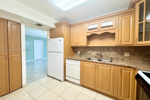 Condominio en venta en Hollywood, Florida, 1 dormitorio, 111.67 m2 № 1940516 - foto 12