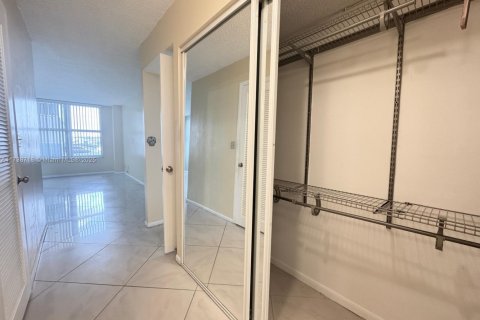 Condominio en venta en Hollywood, Florida, 1 dormitorio, 111.67 m2 № 1940516 - foto 26