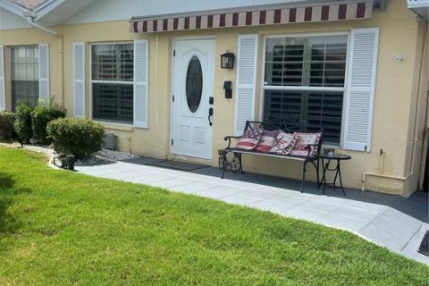 House in Sun City Center, Florida 2 bedrooms, 85.47 sq.m. № 1806703 - photo 1