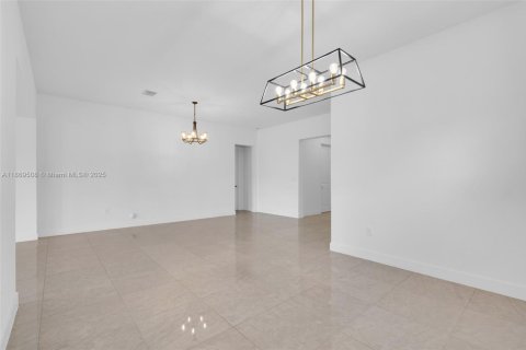 Снять в аренду виллу или дом в Мирамар, Флорида 4 спальни, 211.26м2, № 1926658 - фото 12
