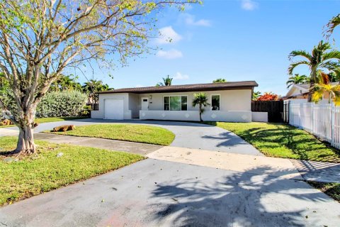 Villa ou maison à vendre à Miami, Floride: 4 chambres, 175.21 m2 № 1968020 - photo 2