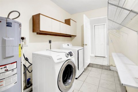 Villa ou maison à vendre à Miami, Floride: 4 chambres, 175.21 m2 № 1968020 - photo 22