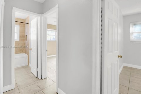 Villa ou maison à vendre à Miami, Floride: 4 chambres, 175.21 m2 № 1968020 - photo 18