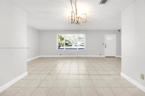 Villa ou maison à vendre à Miami, Floride: 4 chambres, 175.21 m2 № 1968020 - photo 5