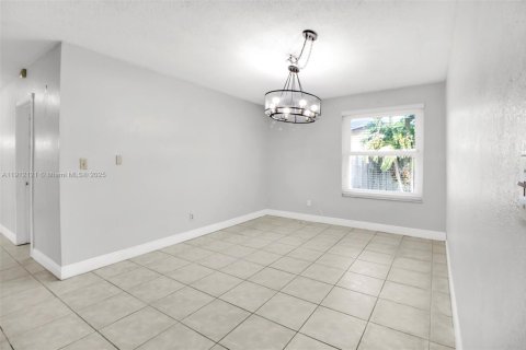 Villa ou maison à vendre à Miami, Floride: 4 chambres, 175.21 m2 № 1968020 - photo 13