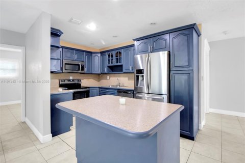 Villa ou maison à vendre à Miami, Floride: 4 chambres, 175.21 m2 № 1968020 - photo 12