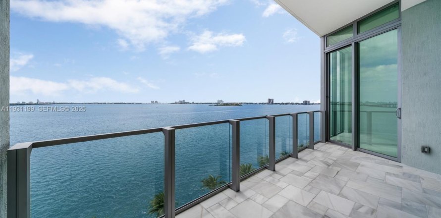 Condominio en Miami, Florida, 2 dormitorios  № 1994652