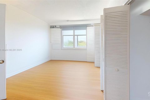 Copropriété à vendre à Miami, Floride: 2 chambres, 125.7 m2 № 2012103 - photo 13