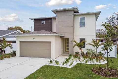 House in Tampa, Florida 4 bedrooms, 265.42 sq.m. № 1592446 - photo 1