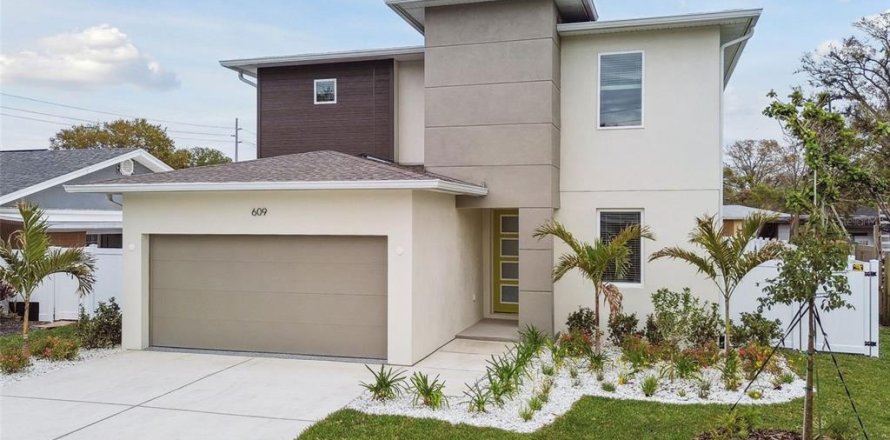 House in Tampa, Florida 4 bedrooms, 265.42 sq.m. № 1592446