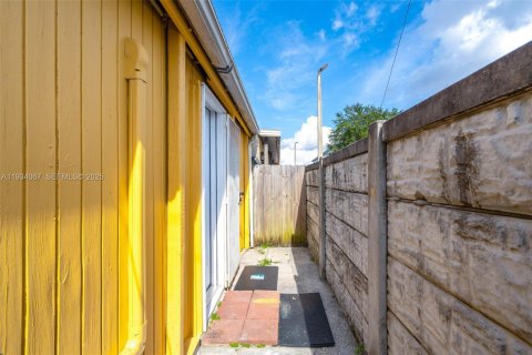 Снять в аренду таунхаус в Хайалиа, Флорида 4 спальни, 124.21м2, № 1992493 - фото 27