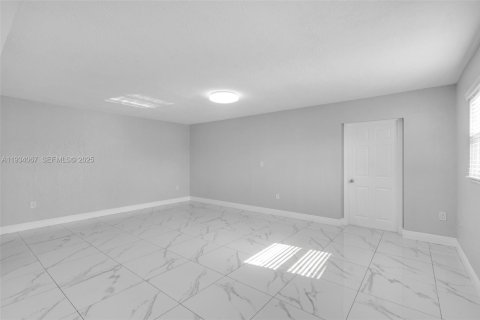 Снять в аренду таунхаус в Хайалиа, Флорида 4 спальни, 124.21м2, № 1992493 - фото 8