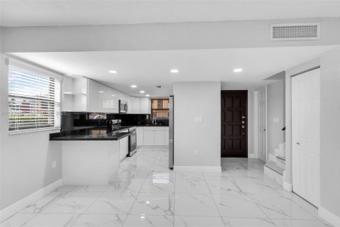 Снять в аренду таунхаус в Хайалиа, Флорида 4 спальни, 124.21м2, № 1992493 - фото 1