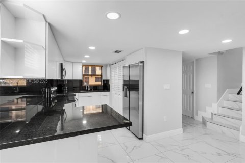 Снять в аренду таунхаус в Хайалиа, Флорида 4 спальни, 124.21м2, № 1992493 - фото 2