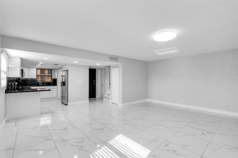 Снять в аренду таунхаус в Хайалиа, Флорида 4 спальни, 124.21м2, № 1992493 - фото 7