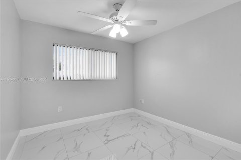 Снять в аренду таунхаус в Хайалиа, Флорида 4 спальни, 124.21м2, № 1992493 - фото 26