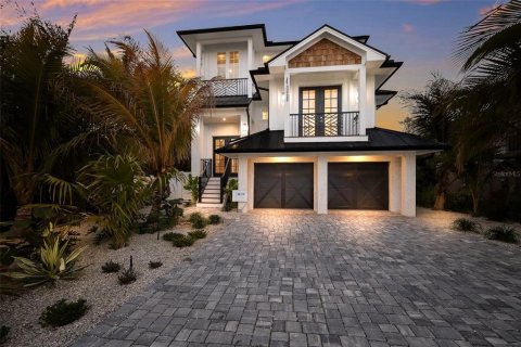 House in Anna Maria, Florida 6 bedrooms, 329.34 sq.m. № 1636834 - photo 1