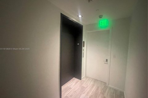 Condo in Miami, Florida, 1 bedroom  № 1971216 - photo 21