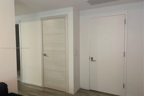 Condo in Miami, Florida, 1 bedroom  № 1971216 - photo 11